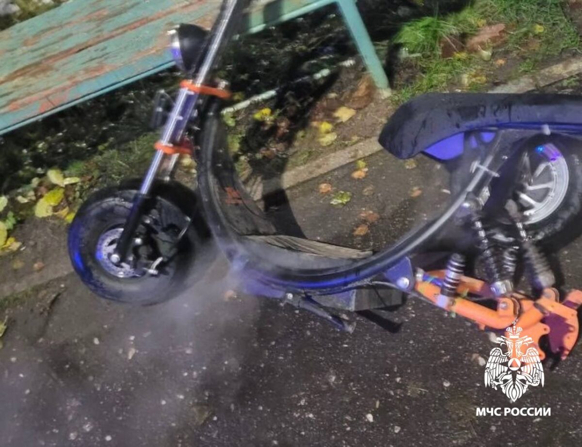 У жителя Тверской области на балконе загорелся электросамокат