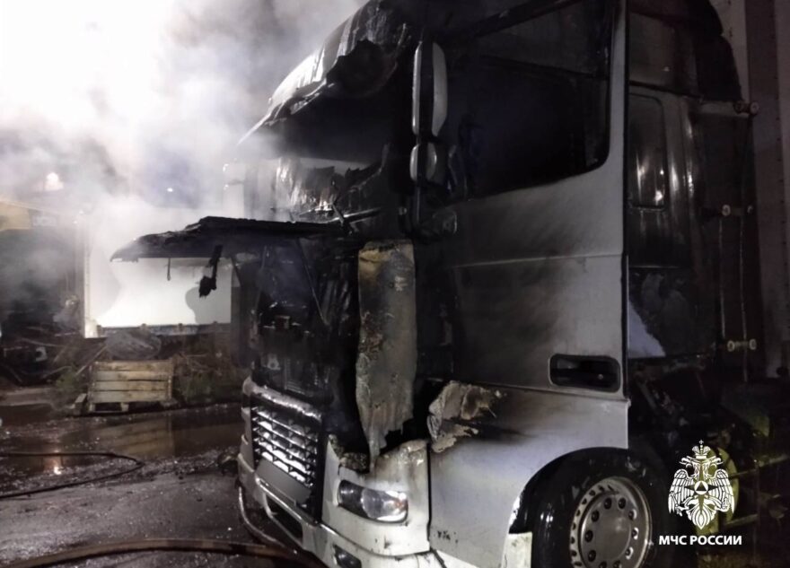 Ночью в Твери загорелся грузовой автомобиль