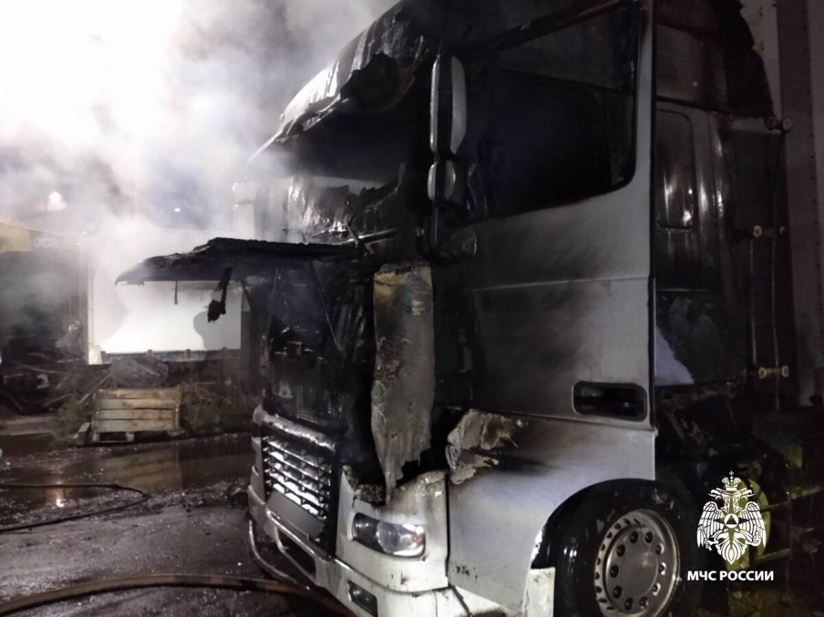 Ночью в Твери загорелся грузовой автомобиль