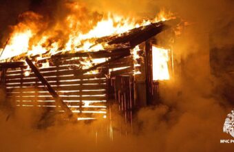 Ночью под Тверью сгорел дачный дом