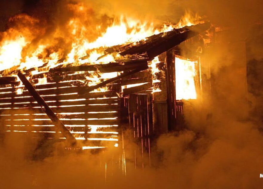 Ночью под Тверью сгорел дачный дом