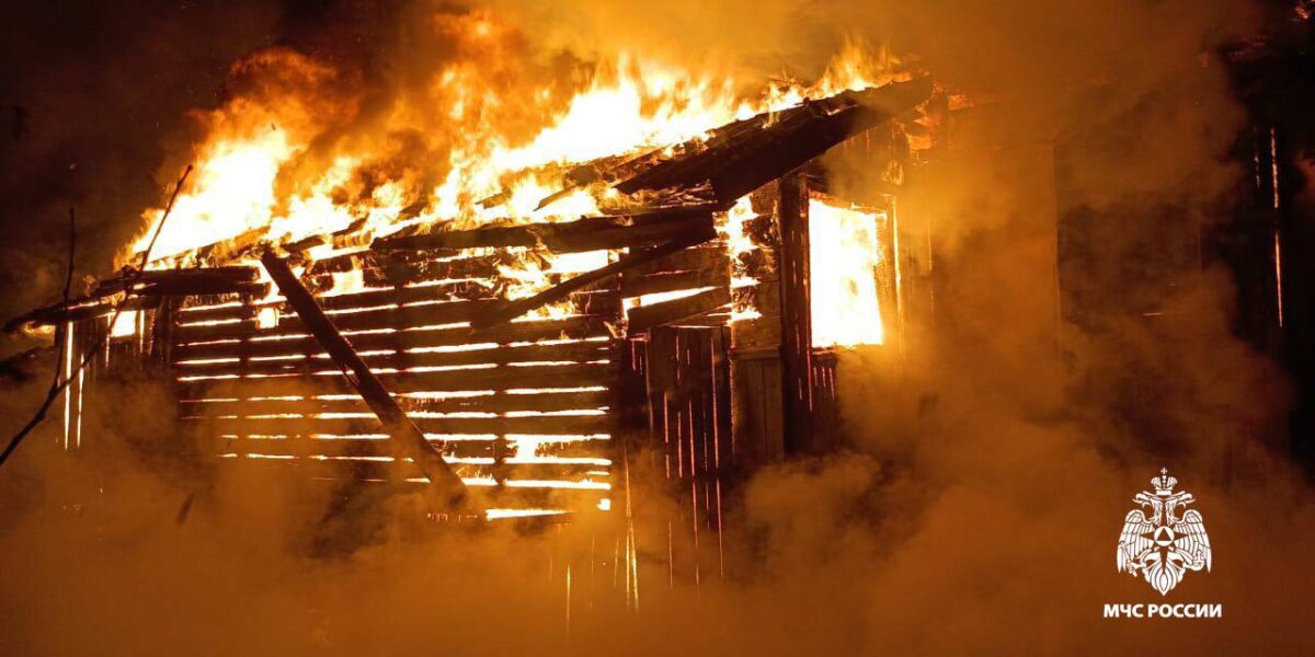 Ночью под Тверью сгорел дачный дом