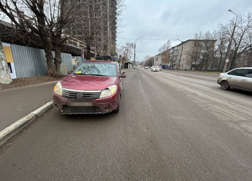 Водитель "Рено" сбил девушку на зебре в Твери