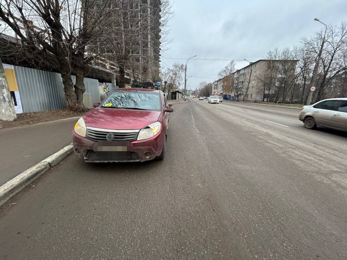 Водитель "Рено" сбил девушку на зебре в Твери