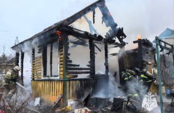 В Твери из-за короткого замыкания дотла сгорел дачный дом