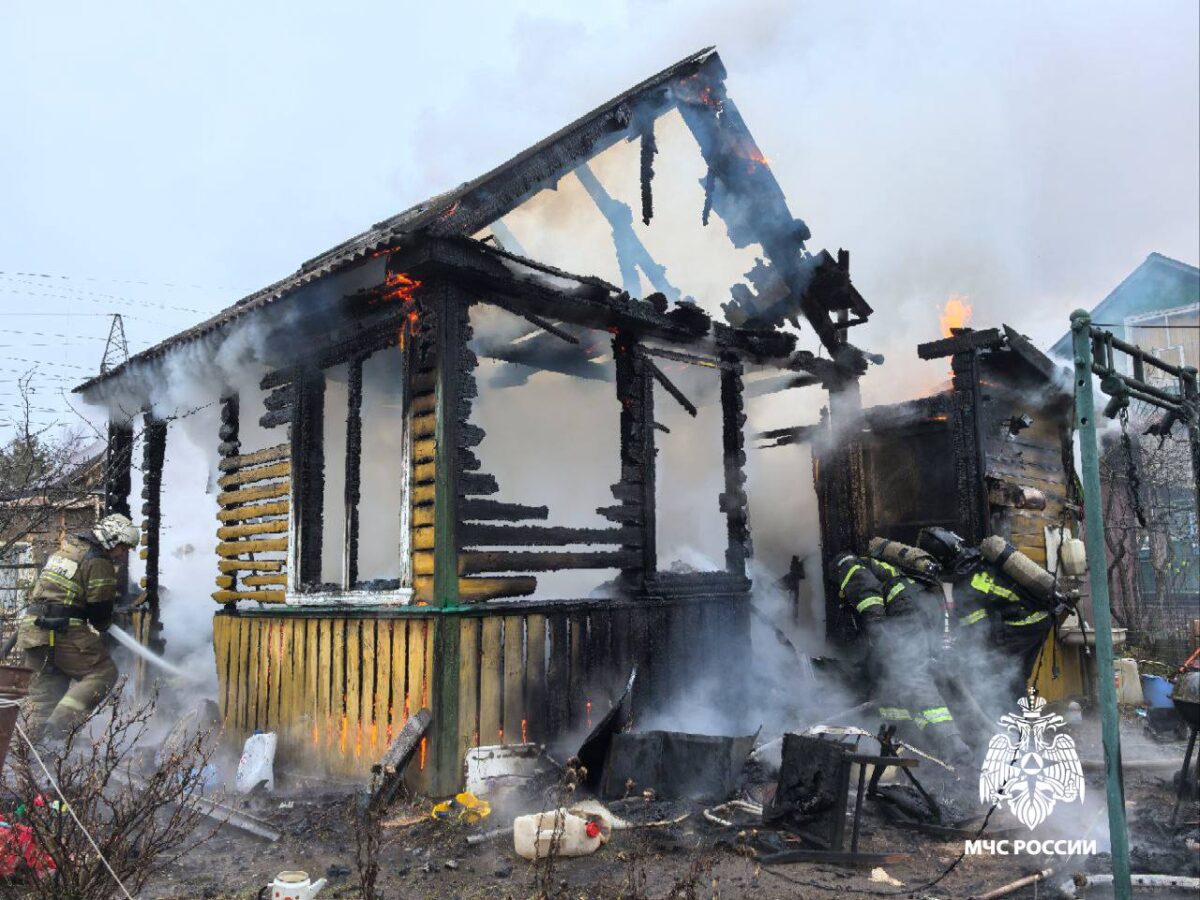 В Твери из-за короткого замыкания дотла сгорел дачный дом