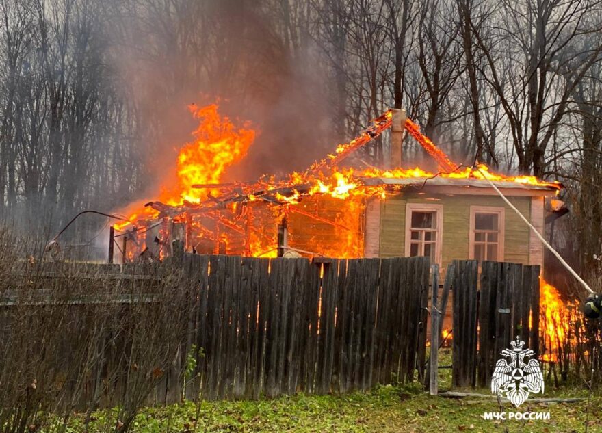 В селе в Тверской области сгорел дачный дом