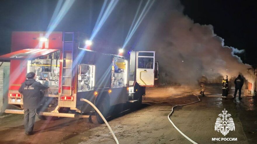 В Тверской области загорелся гараж вместе с автомобилем