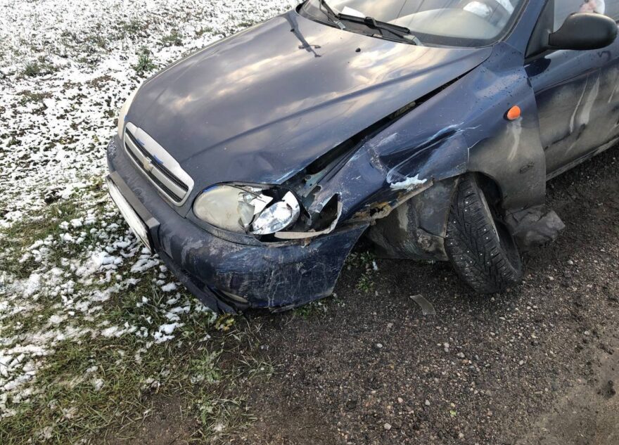 Женщину доставили в больницу после столкновения "Фольксвагена" и "Шевроле" в Тверской области