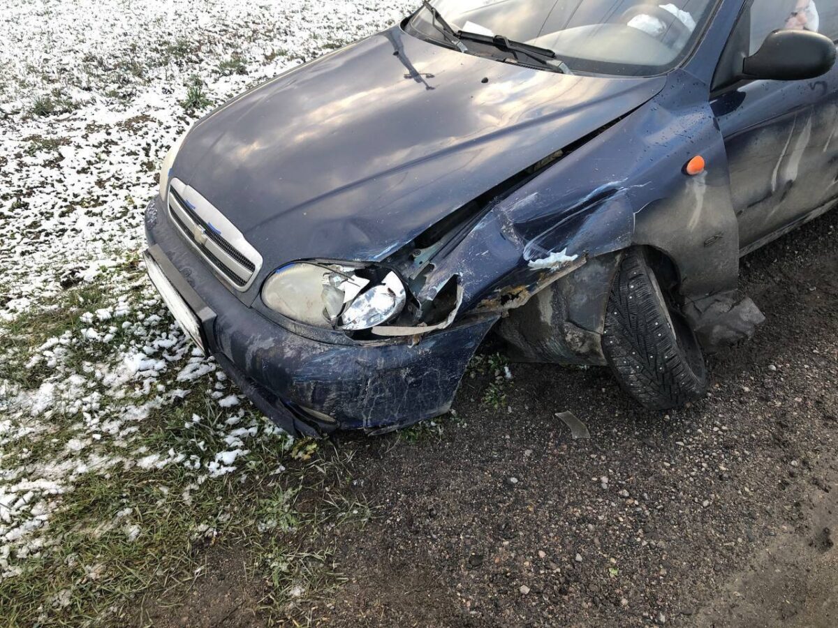 Женщину доставили в больницу после столкновения "Фольксвагена" и "Шевроле" в Тверской области