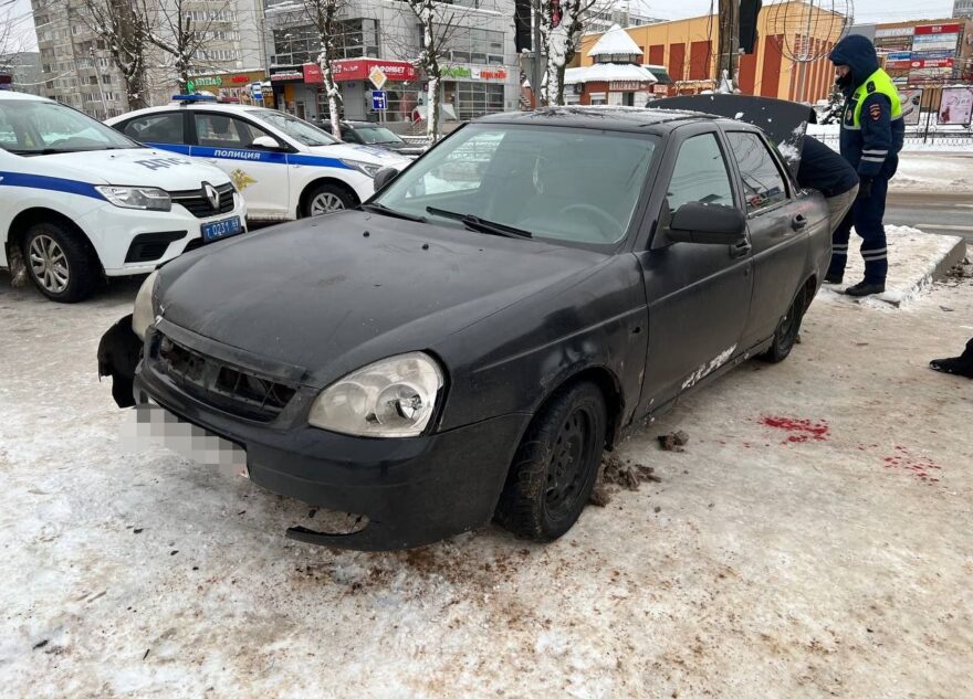 В Твери водитель проехал на "красный" и сбил пешехода