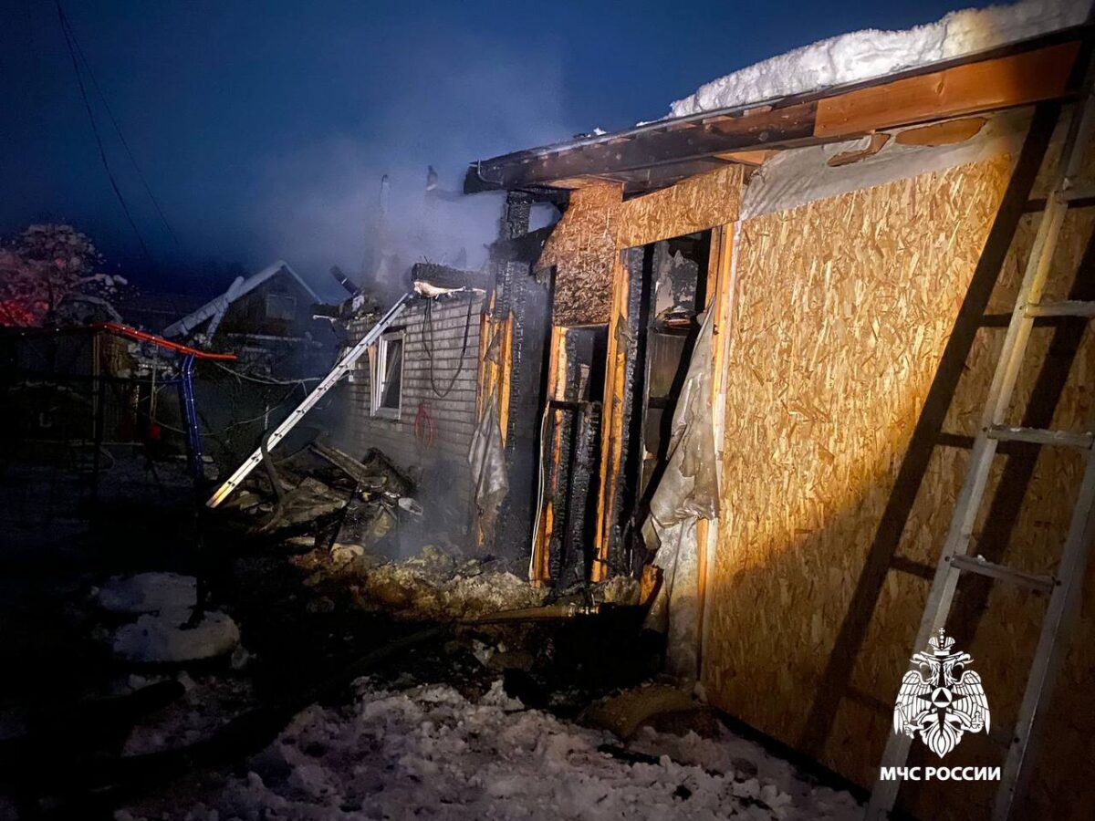 Из-за короткого замыкания под Тверью загорелся дачный дом