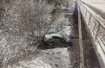 В Тверской области "Приора" чуть не оказалась в реке В Тверской области "Приора" чуть не оказалась в реке