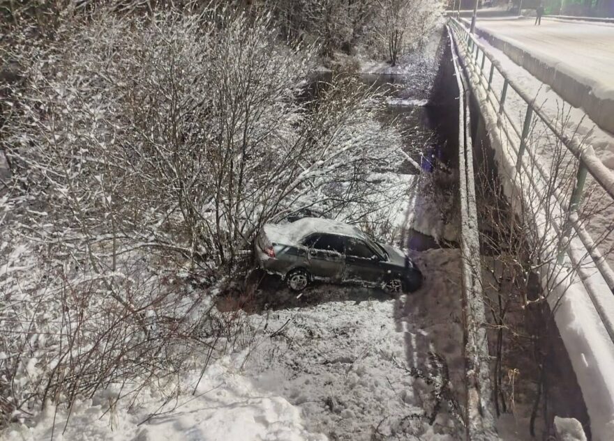 В Тверской области "Приора" чуть не оказалась в реке