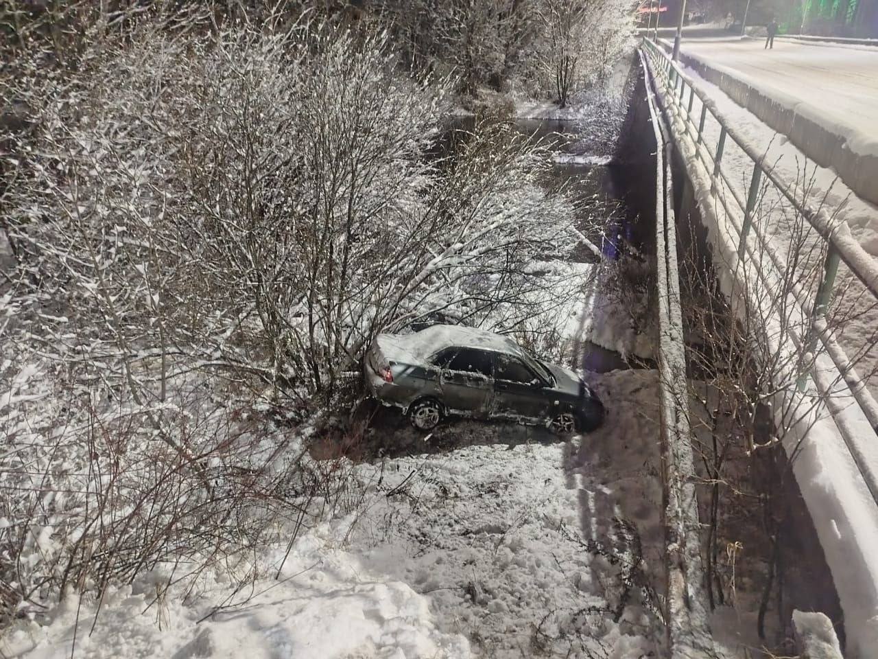 В Тверской области "Приора" чуть не оказалась в реке