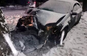 В Тверской области доставили в больницу водителя врезавшейся в дерево иномарки В Тверской области доставили в больницу водителя врезавшейся в дерево иномарки