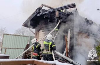 В Тверской области пожарные отвоевали у огня хозпостройку В Тверской области пожарные отвоевали у огня хозпостройку
