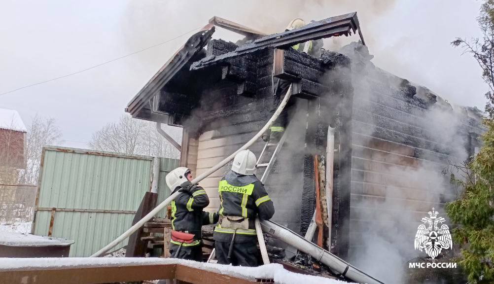В Тверской области пожарные отвоевали у огня хозпостройку