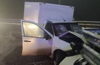 Автомобиль протаранил "отбойник" на трассе в Тверской области Автомобиль протаранил "отбойник" на трассе в Тверской области