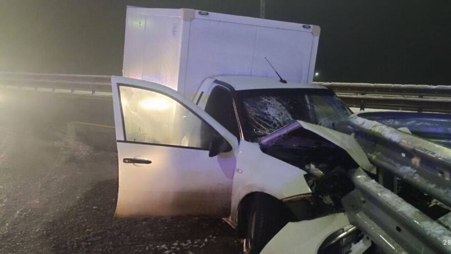 Автомобиль протаранил "отбойник" на трассе в Тверской области