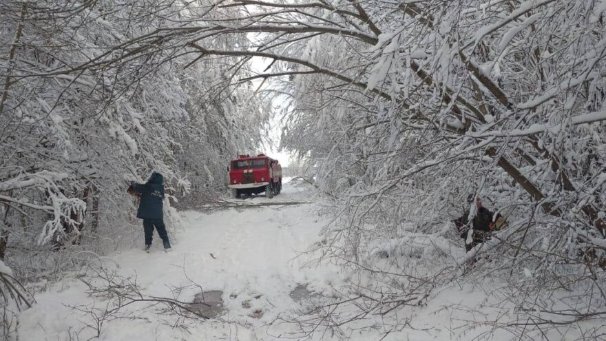 В Тверской области продолжаются работы по восстановлению электроснабжения
