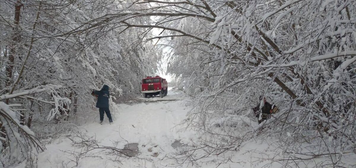 В Тверской области продолжаются работы по восстановлению электроснабжения
