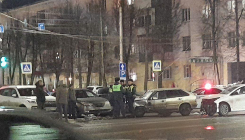 В центре Твери произошло массовое ДТП