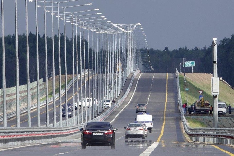 SHOT: депутаты предлагают разрешить разгоняться на трассах до 150 км/ч