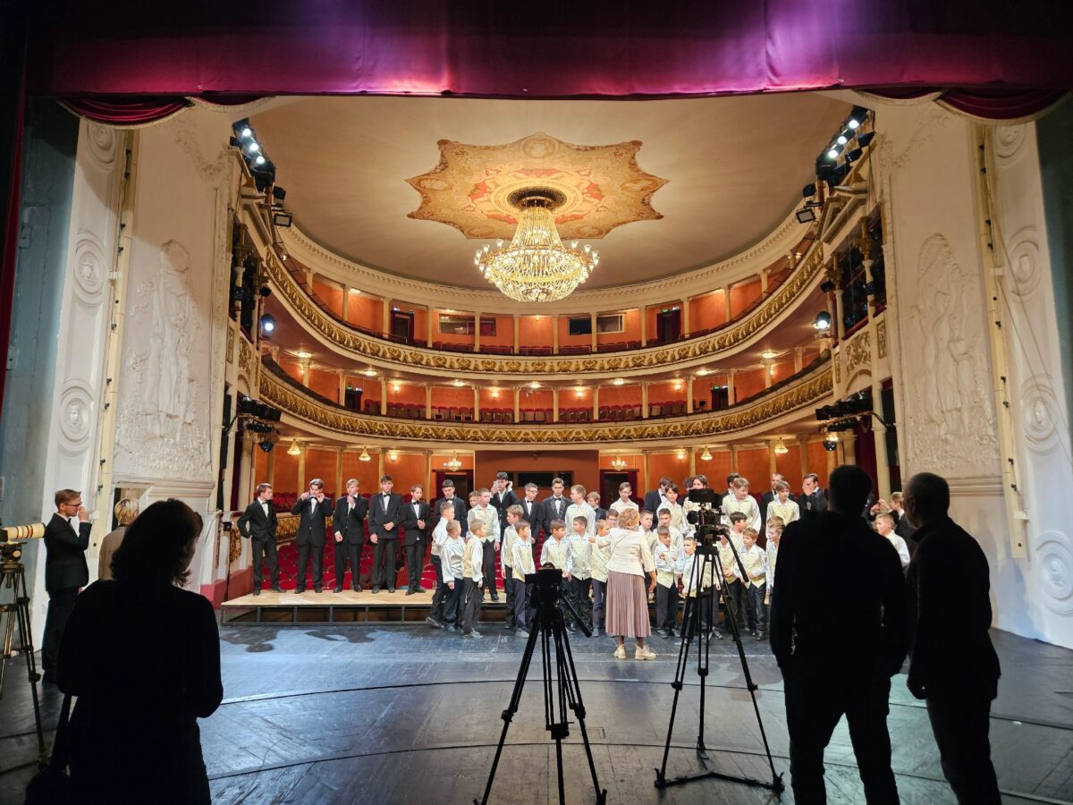 Хор мальчиков и юношей из Тверской области исполнил песню для бойцов СВО Хор мальчиков и юношей из Тверской области исполнил песню для бойцов СВО