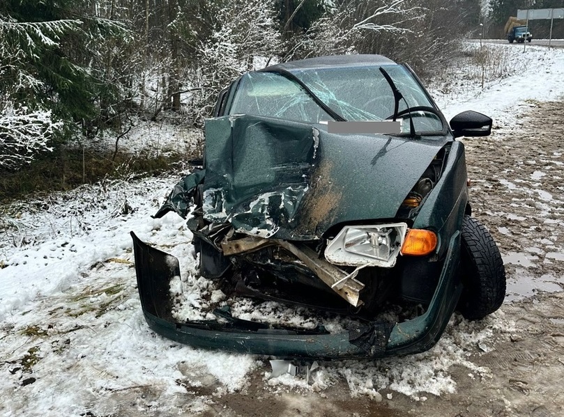 Женщина пострадала в столкновении ВАЗа и "Мерседеса" в Тверской области