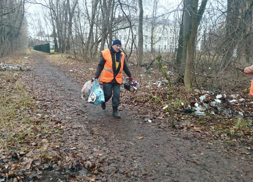 В городе Тверской области жители устроили свалку рядом с лицеем и поликлиникой В городе Тверской области жители устроили свалку рядом с лицеем и поликлиникой