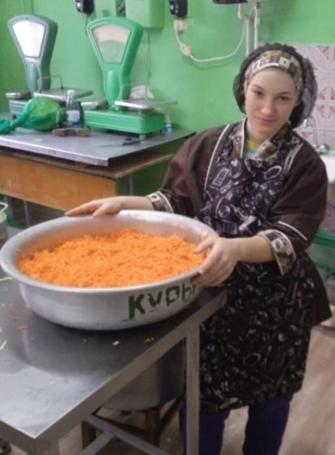 Тверские студенты заквасили капусту для бойцов спецоперации