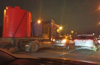 На трассе в Твери произошло "нежное соприкосновение" большегруза и легковушки На трассе в Твери произошло "нежное соприкосновение" большегруза и легковушки