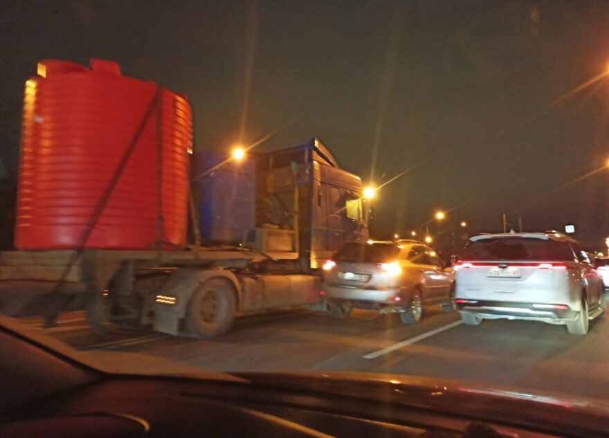 На трассе в Твери произошло "нежное соприкосновение" большегруза и легковушки