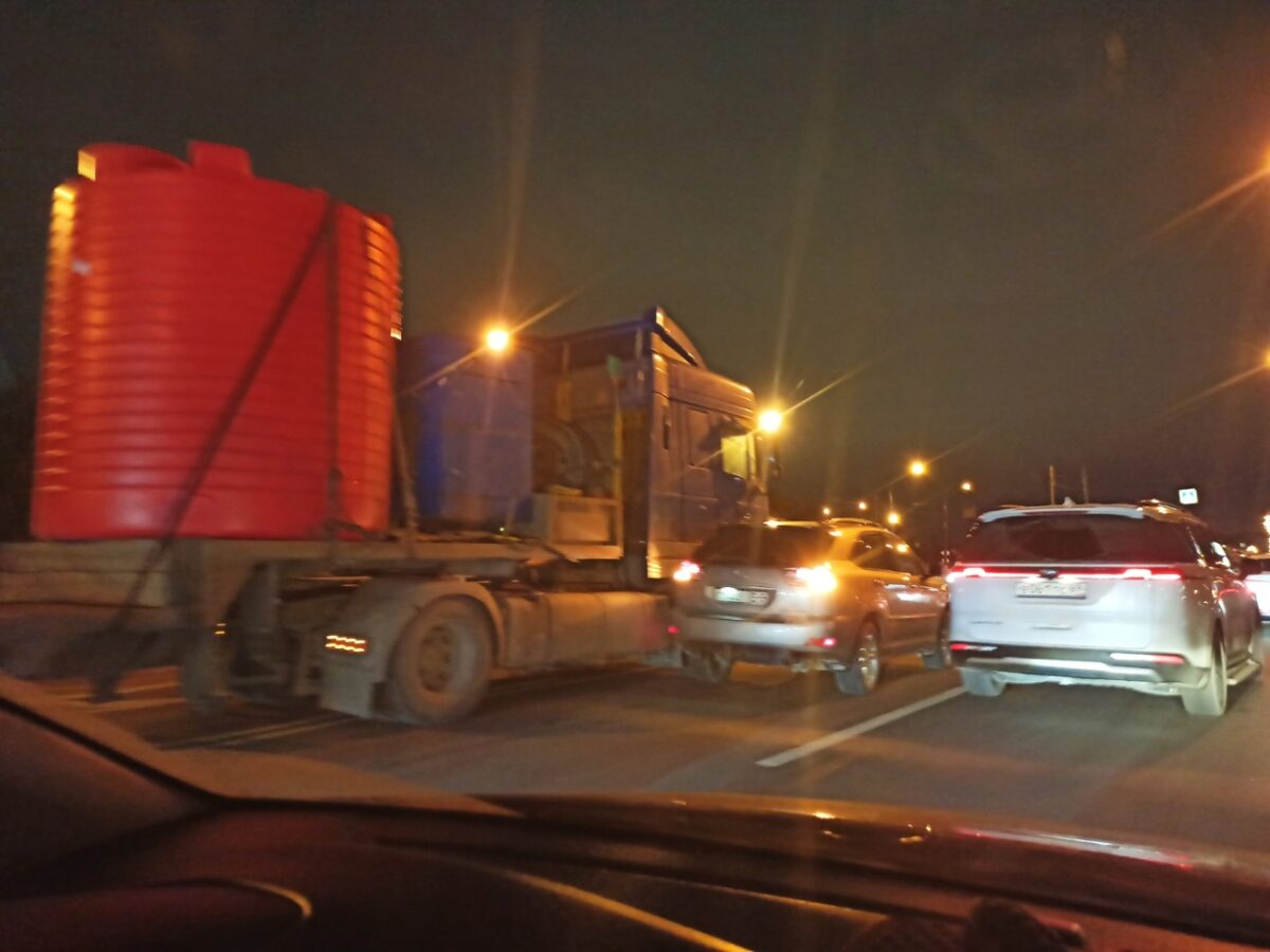 На трассе в Твери произошло "нежное соприкосновение" большегруза и легковушки