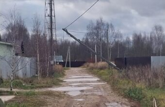 Над дорогой в Тверской области уже несколько дней висит столб