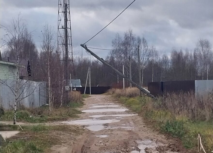 Над дорогой в Тверской области уже несколько дней висит столб