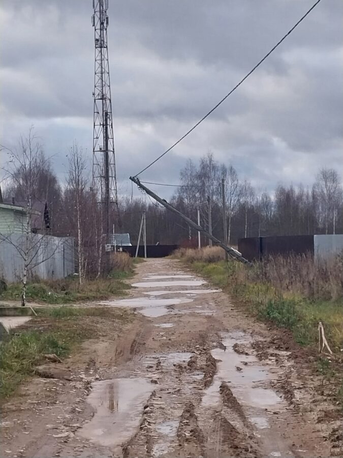 Над дорогой в Тверской области уже несколько дней висит столб