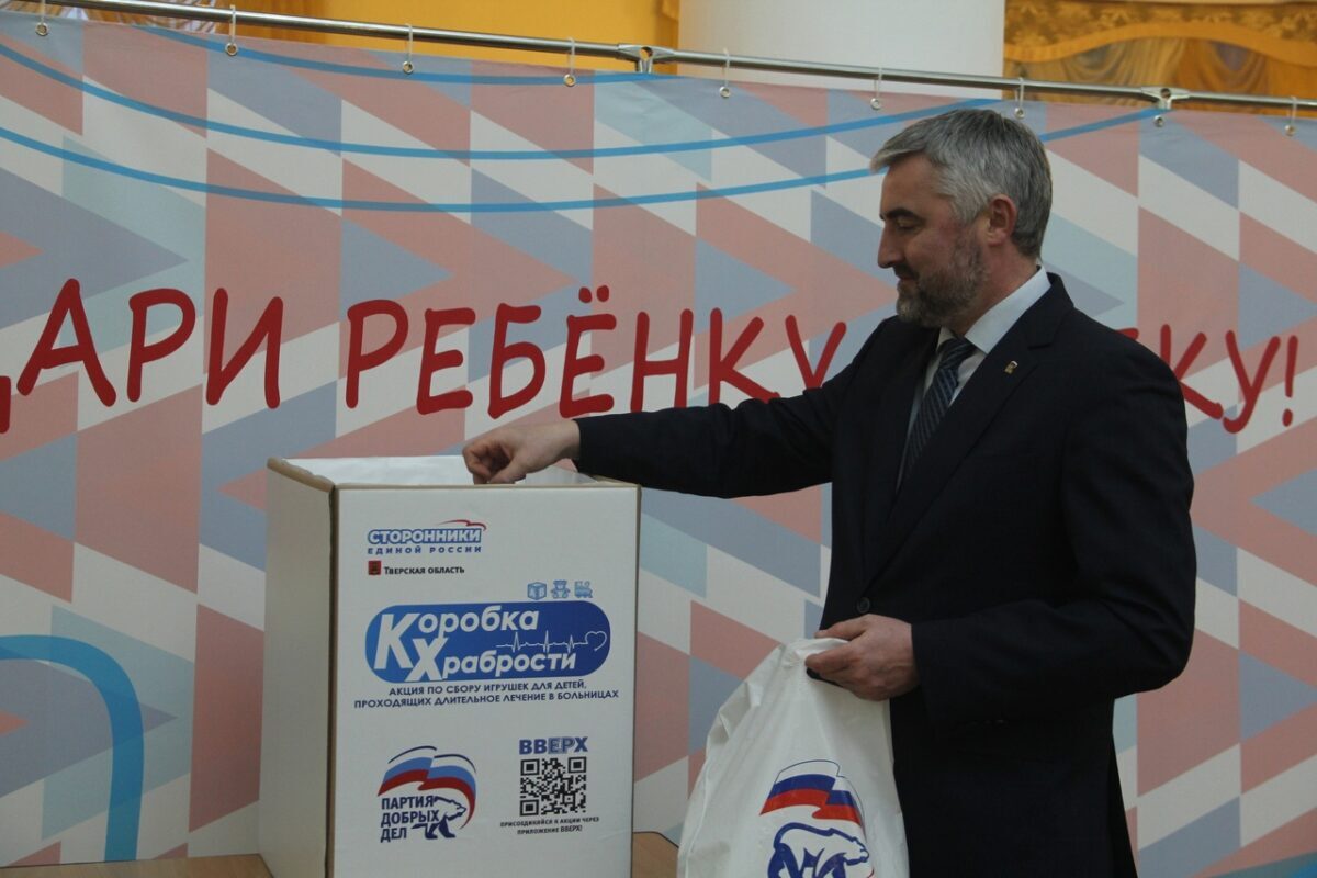 Представители «Единой России» провели акцию «Коробка храбрости» и собрали письма для солдат