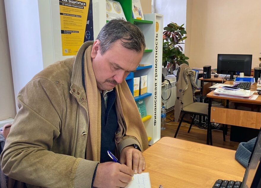 Уникальное издание передали Торопецкой библиотеке