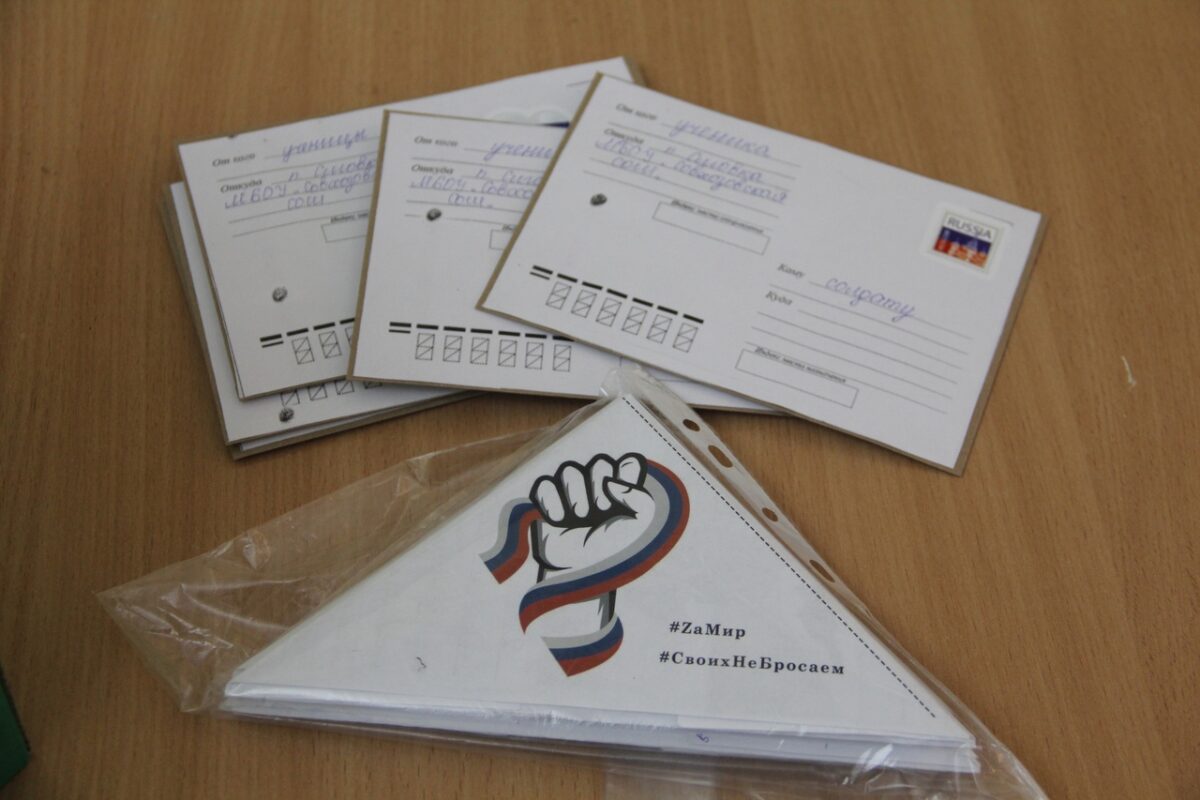 Представители «Единой России» провели акцию «Коробка храбрости» и собрали письма для солдат