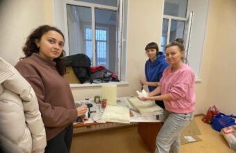 Жители Тверской области варят окопные свечи для бойцов СВО Жители Тверской области варят окопные свечи для бойцов СВО