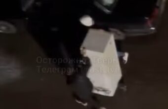 В Твери ночью двое парней перевозили холодильник на самокате В Твери ночью двое парней перевозили холодильник на самокате
