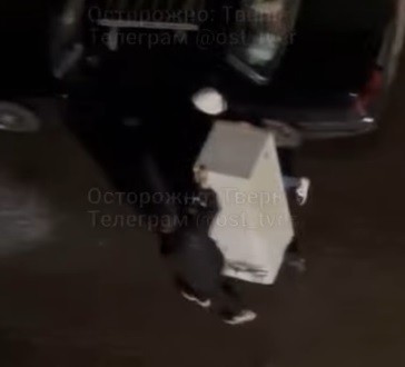 В Твери ночью двое парней перевозили холодильник на самокате