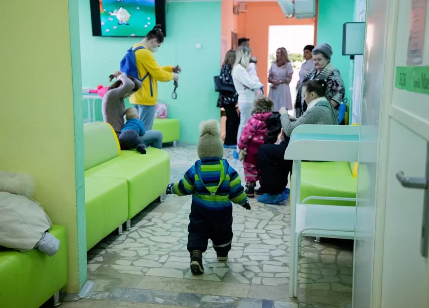 Врач рассказала, чем так страшно опасен вирус Коксаки для детей