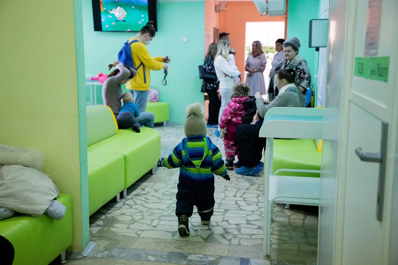 Врач рассказала, чем так страшно опасен вирус Коксаки для детей