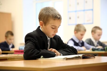 В российские школы предложили вновь ввести пионерские галстуки