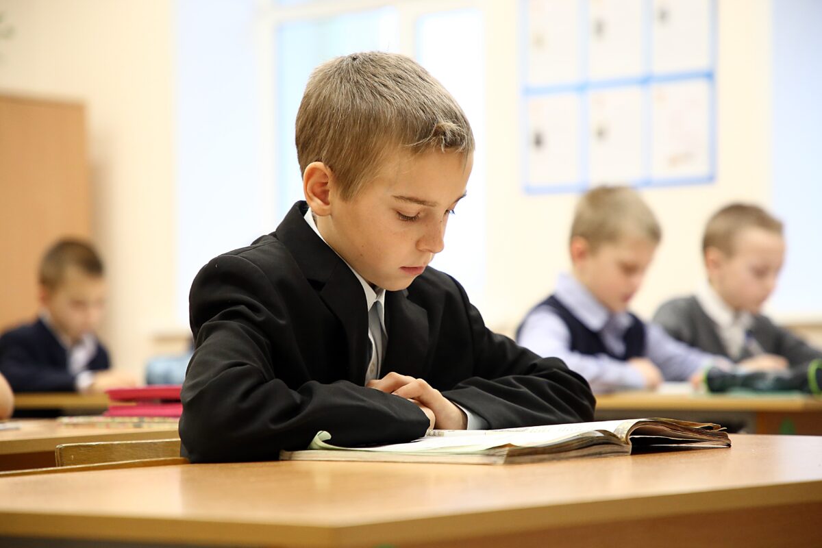 В российские школы предложили вновь ввести пионерские галстуки