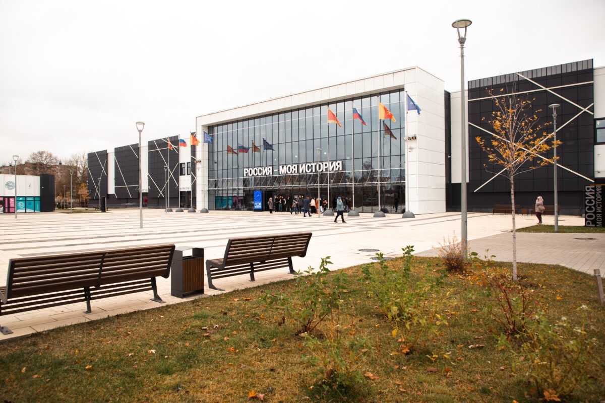 В Твери под открытым небом начала работу выставка фотопортретов участников СВО