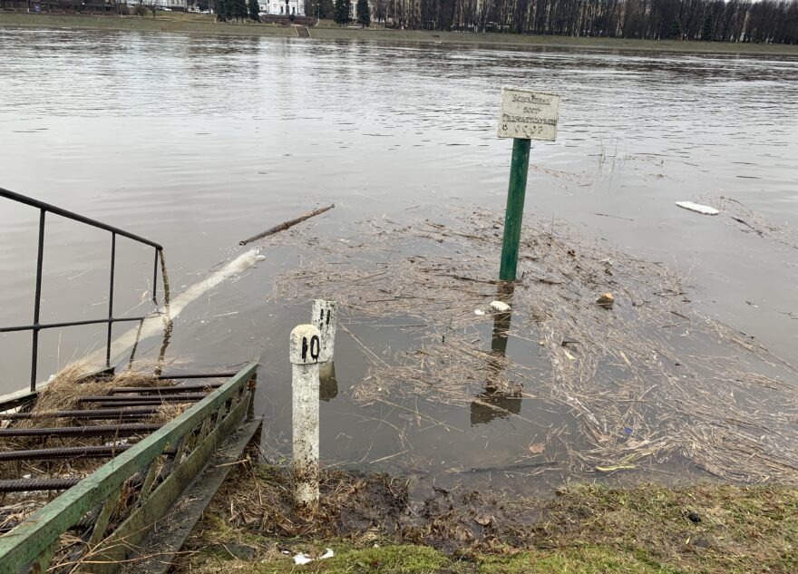 В Осташковском округе продолжаются работы по расчистке озера Селигер